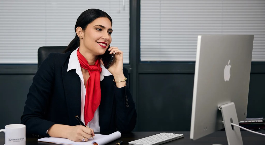 Conseillère France d’Or au téléphone